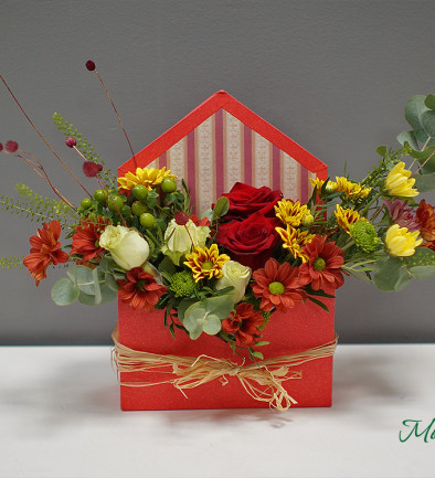 Конверт с разноцветной хризантемой, розами и гиперикум Фото 394x433